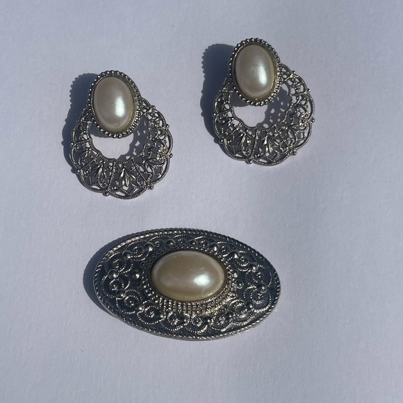 Feaux pearl and filigree and door knocker style earrings and brooch - Picture 6 of 7